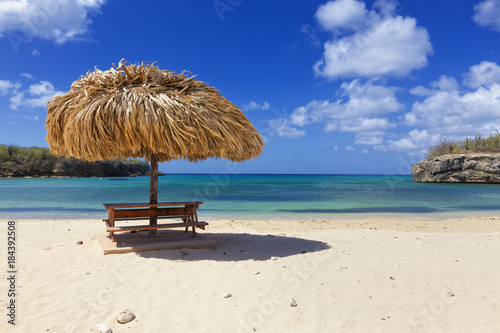 Foto  sunshade at tropical beach of Curacao
