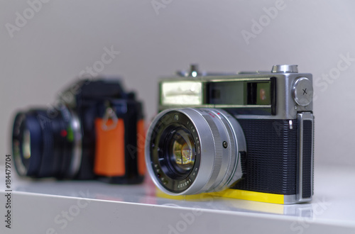 Analoge Retro Kamera Mit Gelbem Sockel Sucherkamera Und Spiegelreflexkamera In Orange Kaufen Sie Dieses Foto Und Finden Sie Ahnliche Bilder Auf Adobe Stock Adobe Stock