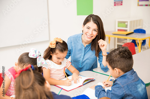 Fotografía Beautiful preschool teacher during class