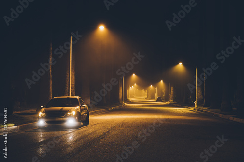 Zdjęcie XXL Noc ulica we mgle. Samochód.