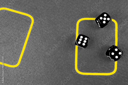 фотография risk concept - playing dice on a green gaming table