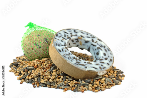 Fotografía Vogelfutter, Streufutter, Meisenring, Meisenknödel