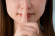 © aijiro - 指を口に当てる女性、内緒、秘密