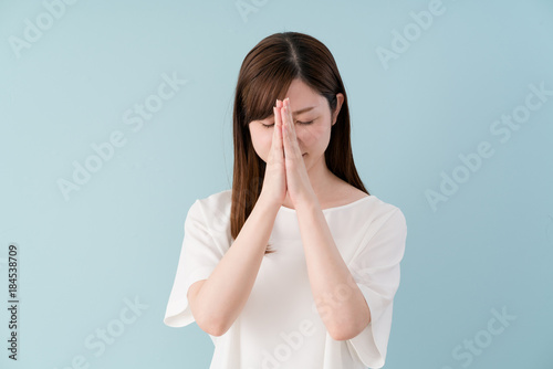 手を合わせる女性 謝る 祈る Stock Photo Adobe Stock