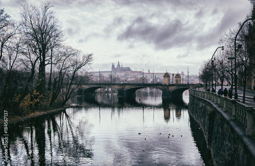 Fotografie, Obraz Vue de la Vltava, du pont Charles et de la cathédrale Saint-Guy, Vieille ville (