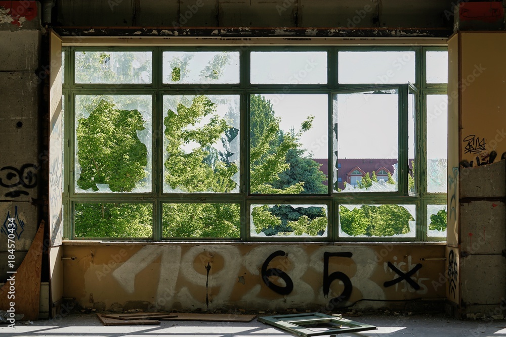 Fototapete Blick Durch Ein Fenster In Einer Verlassenen Fabrik In Magdeburg-Heiko  Küverling