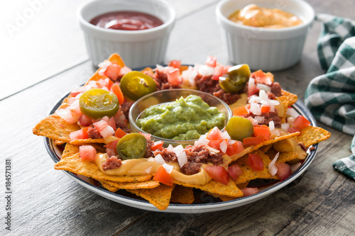 Fotomural Mexican nachos with beef, guacamole, cheese sauce, peppers, tomato and onion in