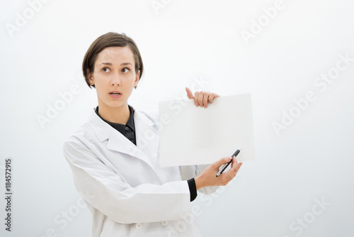 研究発表をする白衣の女性 医者 科学者 学者 Stock Photo Adobe Stock 研究発表をする白衣の女性 医者 科学者 学者 Stock Photo Adobe Stock
