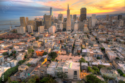 Zdjęcie XXL Spektakularny widok z lotu ptaka na panoramę San Francisco o zachodzie słońca, w tym nowa wieża Salesforce.