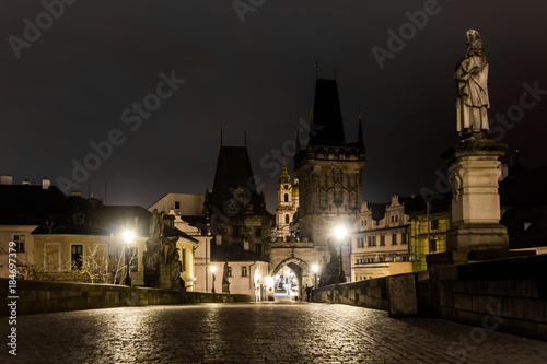 Fotomural Charles bridge in Prague with lanterns at night
