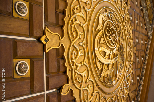 Cuadros en Lienzo MEDINA, SAUDI ARABIA - 16TH NOV 2017; Close-up view of golden door for Mosque Al-Nabawi in Medina, Saudi Arabia