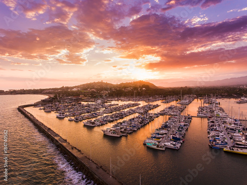 Plakat widok z lotu ptaka portu Santa Barbara o zachodzie słońca, Santa Barbara w Kalifornii