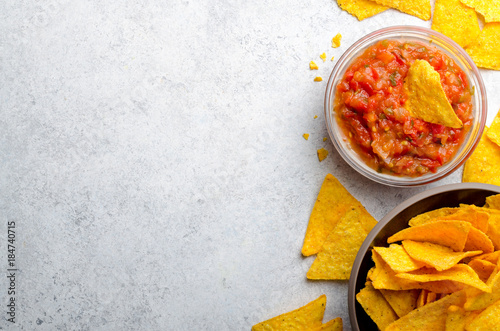 Fotografía Traditional mexican homemade salsa sauce in a glass bowl and a b
