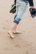Pies descalzos de un hombre en la playa 