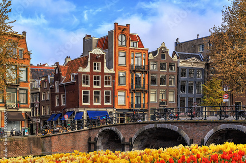 Plakat Tradycyjne stare budynki w Amsterdamie.