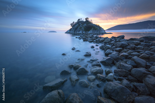 mgla-i-mgla-tocza-sie-w-whytecliff-park-o-zachodzie-slonca-wytwarzajac-zywe-kolory-w-zachodnim-vancouver-bc-w-kanadzie