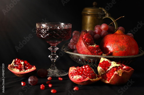 Fotografía Still life with pomegranates, grapes and a glass of wine