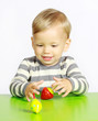Ein einjähriger Junge spielt mit Holzspielzeug