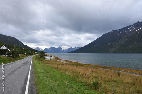 Norwegen E6 Djupvik Fjord Rolsundet Sund Lyngen Strasse