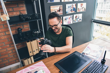 Aufkleber - Top view of happy bearded young male watching at camera while sitting at desk in office. Job concept