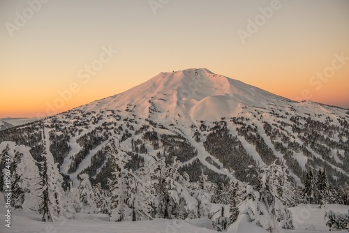 Fotografía The snow covered Cascade Mountains and frozen trees at sunrise in winter