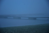 Fototapeta  - Molo nad jeziorem w zamglony poranek.