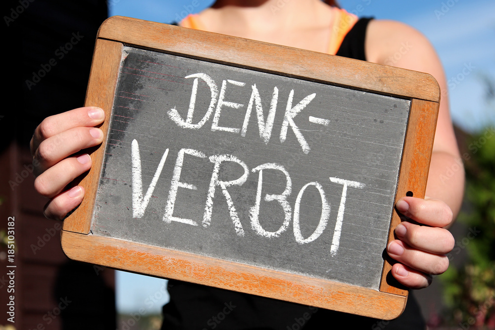 Alte Schultafel Mit Kreideschrift Denkverbot Foto Poster