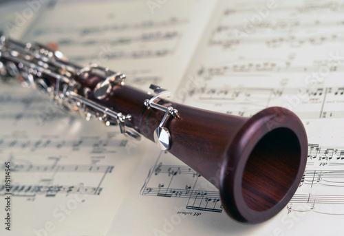 Obraz Dibond Clarinet instrument on musical notes, detail view
