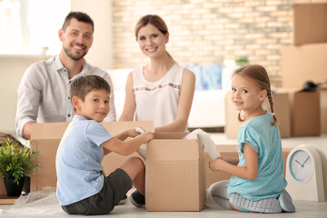 Poster - Happy family unpacking things in new flat