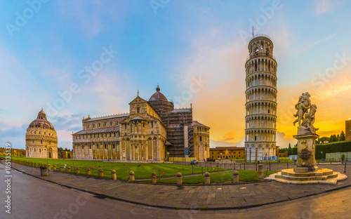 Fotomural Pisa Cathedral with Leaning Tower of Pisa on Piazza dei Miracoli in Pisa, Tuscany, Italy