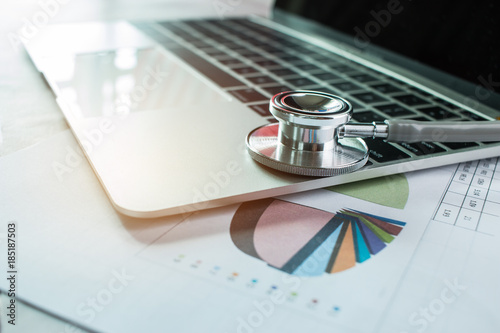 Foto Focus Stethoscope Doctor table on laptop computer with report analysis and money about Healthcare costs and fees in medical hostpital office
