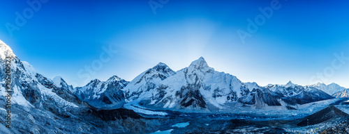 Dekoracja na wymiar  sniezne-szczyty-gorskie-panoramiczny-widok-na-gory-himalaje-droga-do-obozu-bazowego-everest-dolina-khumbu-park-narodowy-sagarmatha