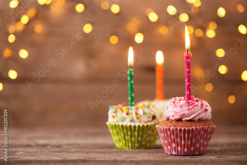 Fotografía cupcakes on dark old wooden background