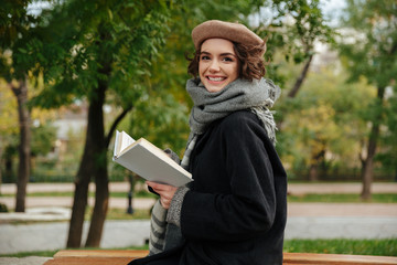 Wall Mural - Portrait of a smiling girl dressed in autumn clothes