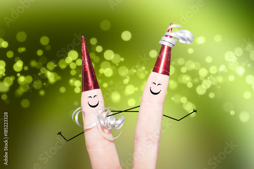 Fotografía Zwei Finger mit roten Hüten auf einer Party grüner Hintergrund Bokeh