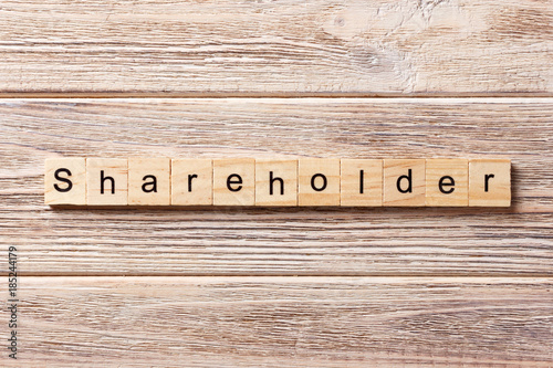Fotomural shareholder word written on wood block