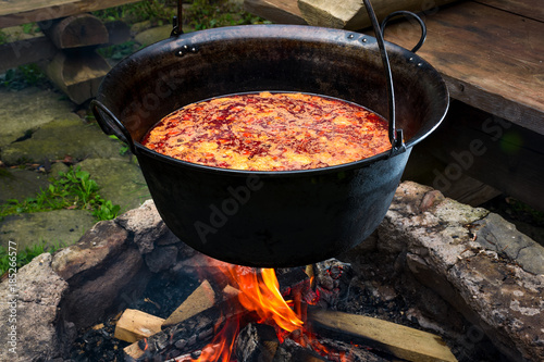 Fotografía traditional Hungarian Goulash soup in cauldron