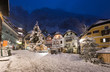 Der Dorfplatz von Hallstatt in Österreich mit Weihnachtsbaum und Schnee im Winter
