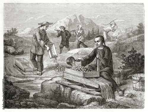 Fotomural Ancient chinese miners sifting and washing gold-bearing sand, outdoor in California