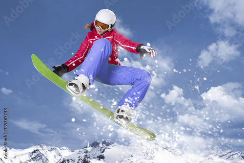 Dekoracja na wymiar  snowboardzistka-skacze-w-powietrzu-na-swoim-snowboardzie