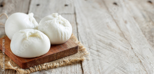 Fotografía Italian mozzarella cheese stuffed with ricotta and persto