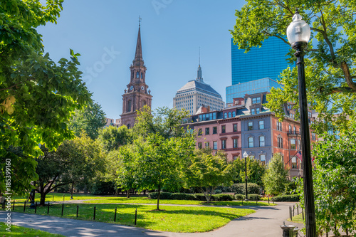 Fotomural Boston USA Public Garden, Common Frog Pond and city skyline.