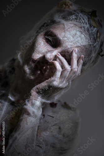 Fotomural Portrait of sad woman in white veil with web posing at camera