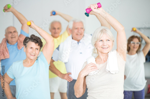 Fotografía Seniors doing strength building exercises