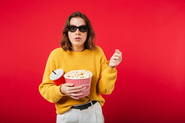 Poster - Portrait of a surprised woman in sunglasses