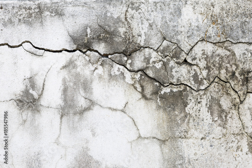 streszczenie-uszkodzone-sciany-betonowe-pekniecia-tekstury-na-stary-tlo-biale-sciany-cementu