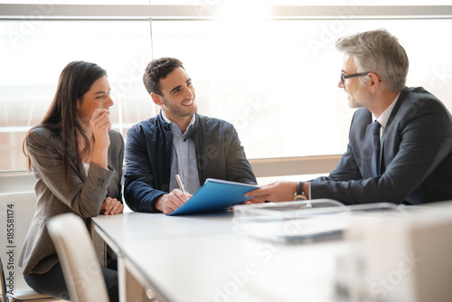 Cuadros en Lienzo Young couple meeting financial advisor for home investment