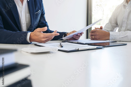 Fotografía Agent man presentation and consulting car insurance detail to customer and waiti