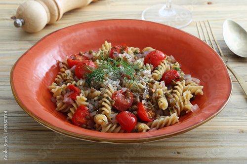 Insalata Di Pasta Vegetariana Fusilli Con Pomodori E Lenticchie Acquista Questa Foto Stock Ed Esplora Foto Simili In Adobe Stock Adobe Stock