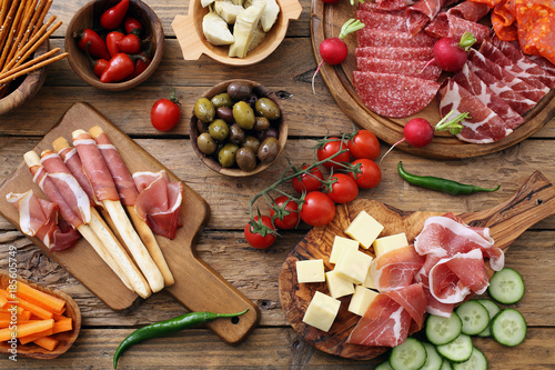 Fotomural Antipasto Italiano su tavolo rustico